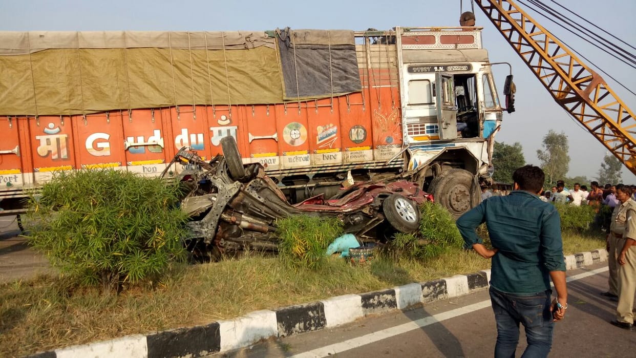 डीसीएम की चपेट में आए बाइक सवार, तीन  घायल