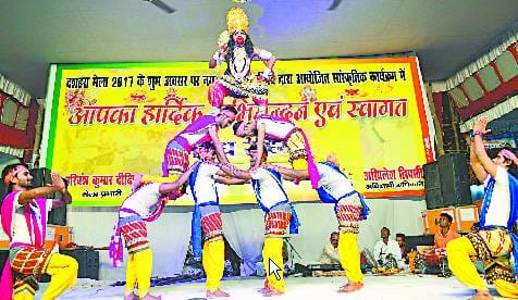 मिड डे मील का पड़वा खाय, आंगनवाड़ी भैंस चबाय