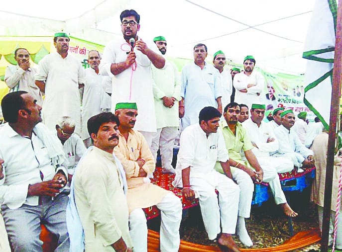BJP misbehaved farmers: Tikait