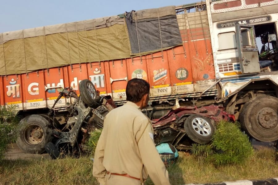 car accident in lucknow allahabad highway