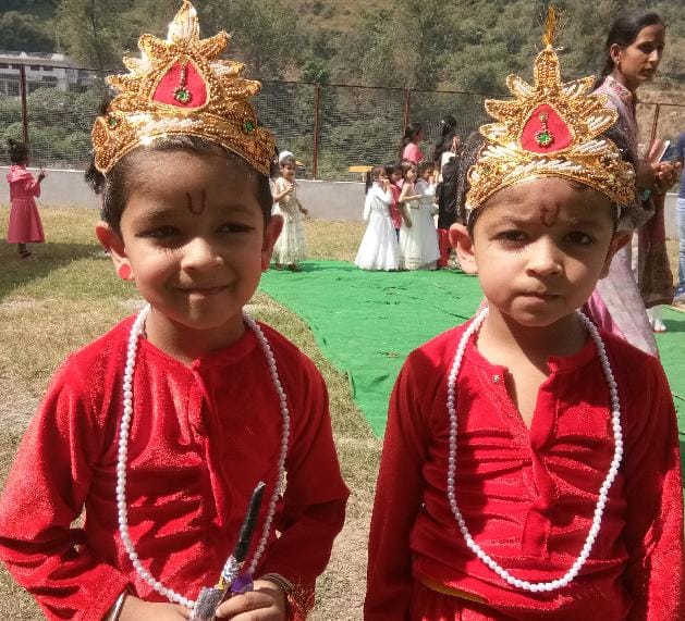 कार्तिक ठाकुर और बैशाली ठाकुर की ड्रेस सबसे सुंदर
