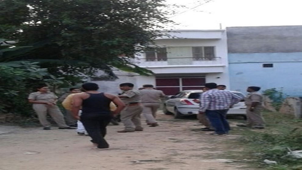 a man was runing prostitution business with wife in gorakhpur