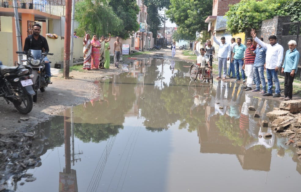 नगर निगम के जेई को बंधक बनाया