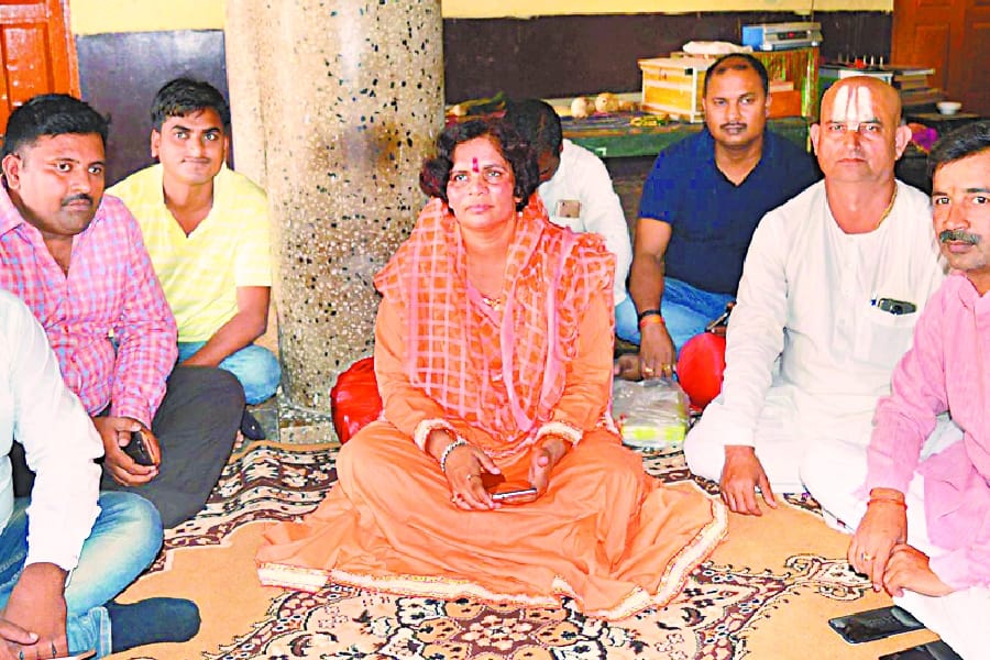 sadhvi prachi on performing prayer on roads by muslims.