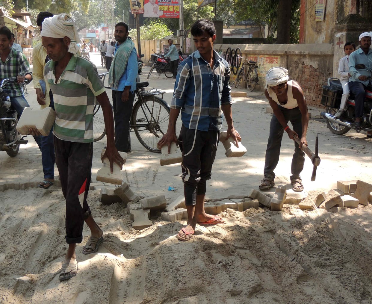 धांधली पर चला प्रशासनिक चाबुक, उखड़ी इंटरलाकिंग