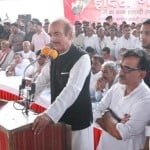  समारोह को संबोधित करते कांग्रेस महासचिव गुलाम नबी आजाद, साथ में विवेक बंसल व चौ. बिजेंद्र सिंह।