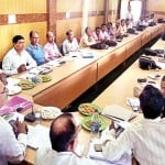 बैठक लेते अधिकारीगण