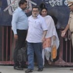 नूपुर व राजेश तलवार डासना जेल से बाहर निकलते हुए।