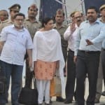 नूपुर व राजेश तलवार डासना जेल से बाहर निकलते हुए।