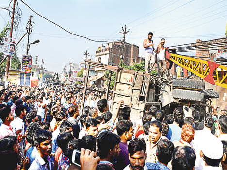 Tractor collapsed truck, two girlfriends death
