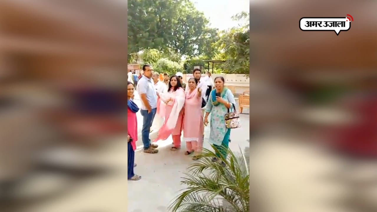 यहां के स्कूल में हुई मैनेजमेंट और टीचरों में धक्का-मुक्की