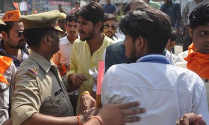Agra: eve teasing and loot to girl student in university get politicise