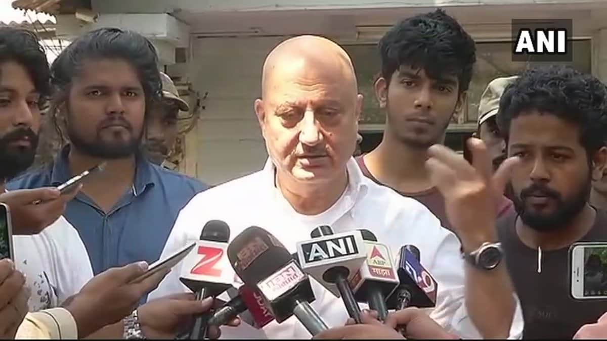 anupam kher said if we can stand in line for cinema tickets then why not for national anthem