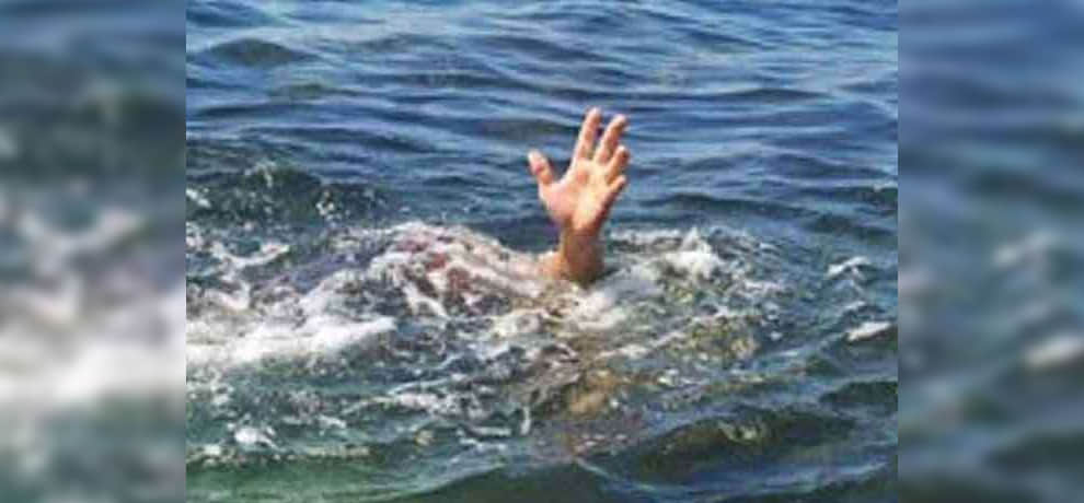 Boat reversed in ganga at ghazipur all are safe