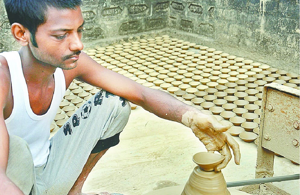 मोदी मैजिक से दीयों के जगमगाने की आस