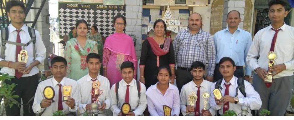 बेहतर प्रदर्शन करने पर विद्यार्थियों को सराहा