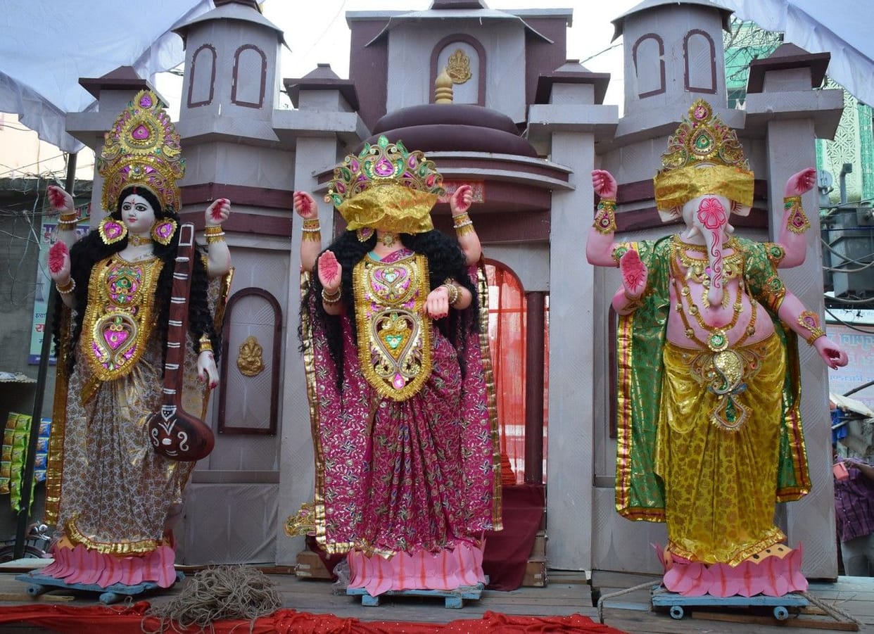 पंडालों में पहुंची लक्ष्मी गणेश की प्रतिमाएं