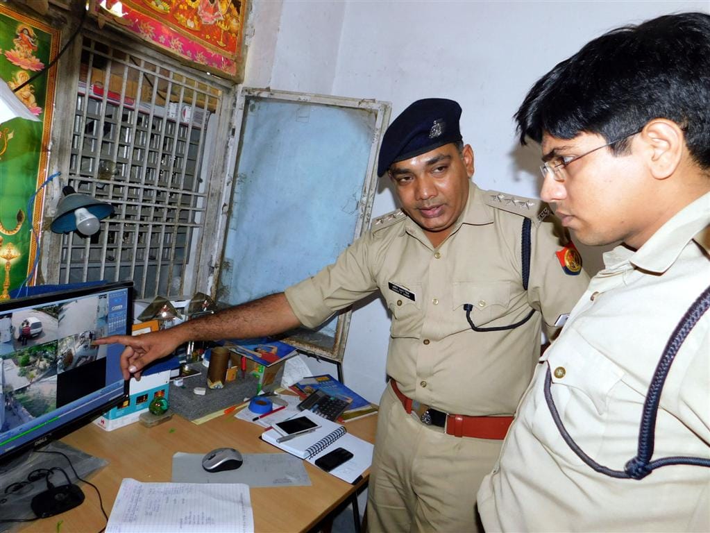 Badmash again hoisted Hathras police sleep