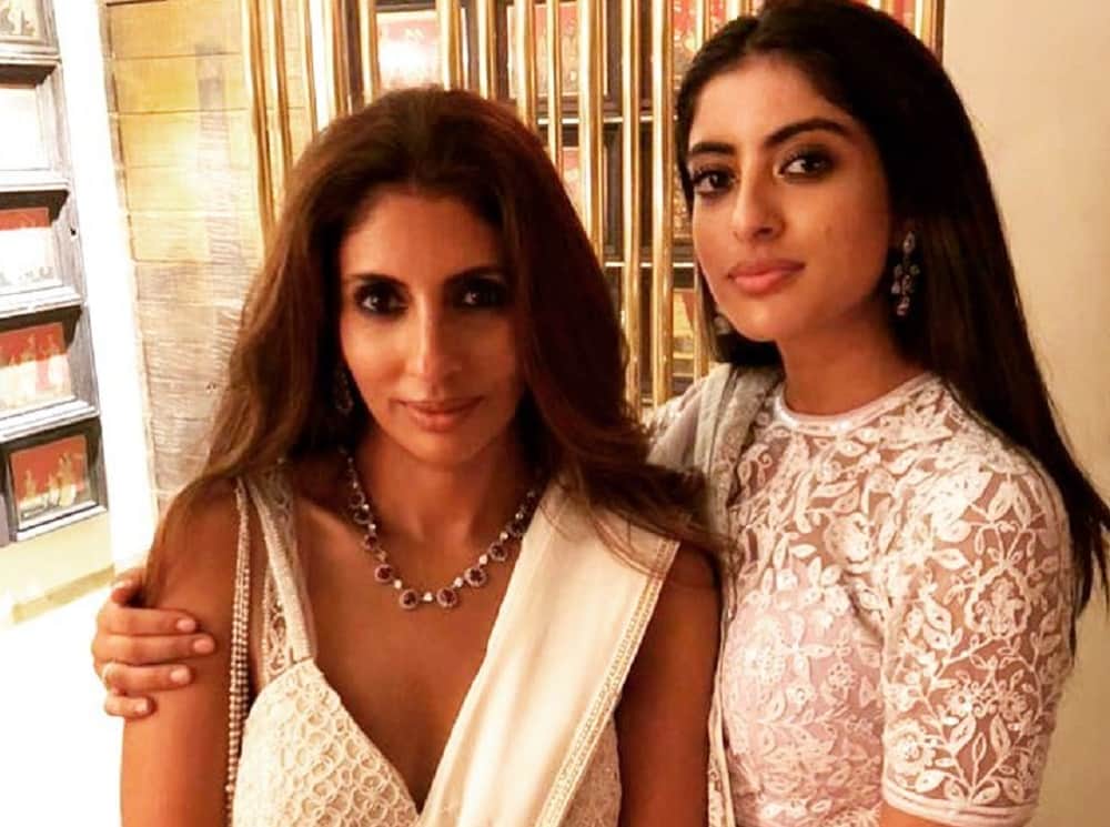 Jaya Bachchan hugs Navya Naveli rumoured boyfriend Meezaan Jaffrey at  Abu Jani Sandeep Khosla show