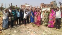 तालाब को मिट्टी से पाटने पर क्षेत्रवासियों ने किया प्रदर्शन