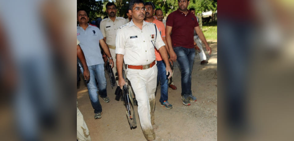 to caught goons in ranchi ssp of police jumped into mud with Ak-47 