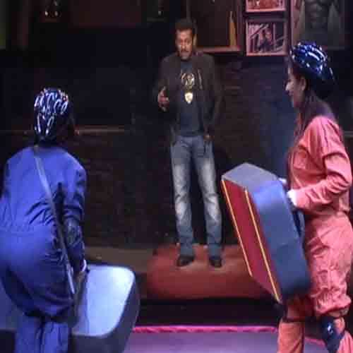 IN BIGG BOSS 11 HOUSE NAGIN ARSHI DEFEAT ANGURI BHABI IN SULTANI AKHARA