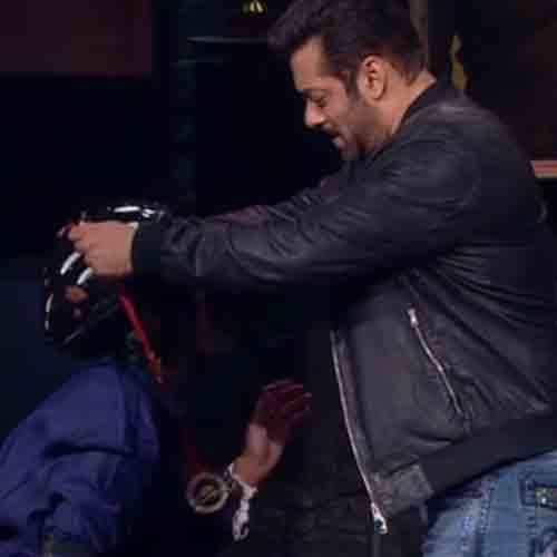 IN BIGG BOSS 11 HOUSE NAGIN ARSHI DEFEAT ANGURI BHABI IN SULTANI AKHARA