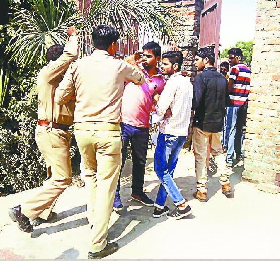 Suspended investigator, to jail  accused