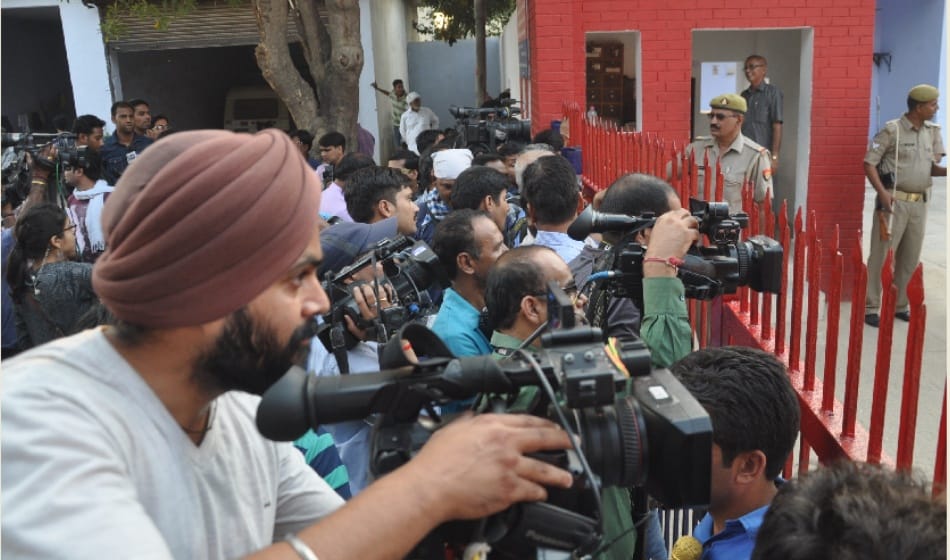 rajesh talwar asked his brother dinesh talwar to go back home