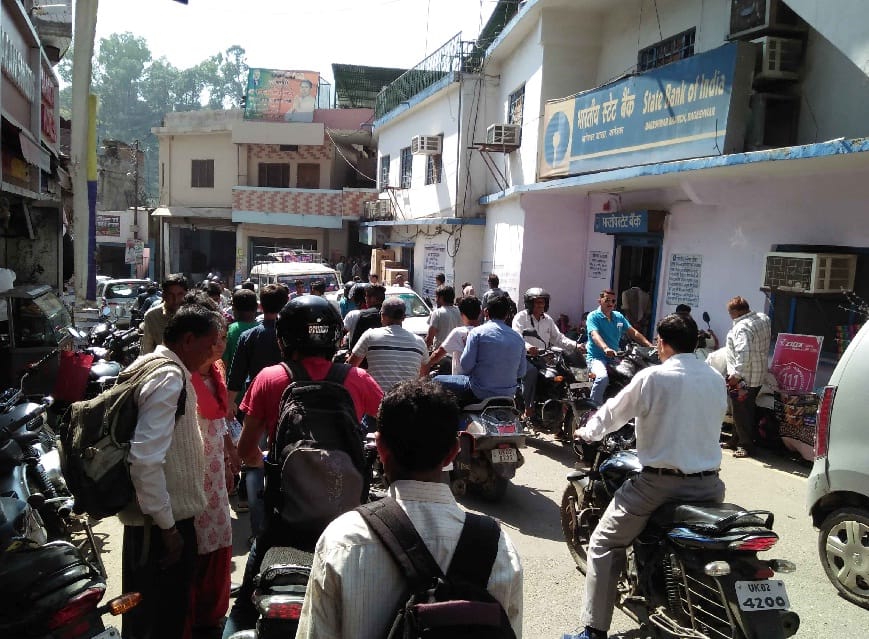 Vehicles standing in no parking in Bageshwar city