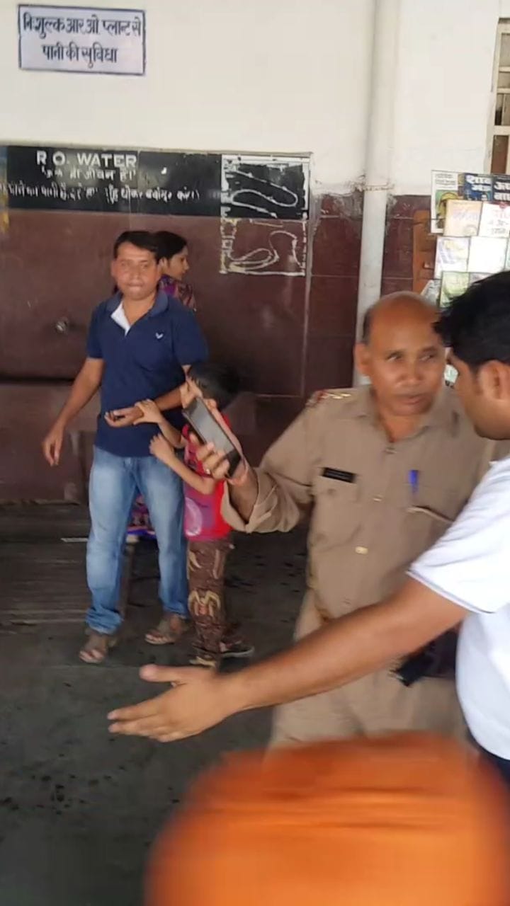 sub inspector in agra found without ticket in taj express
