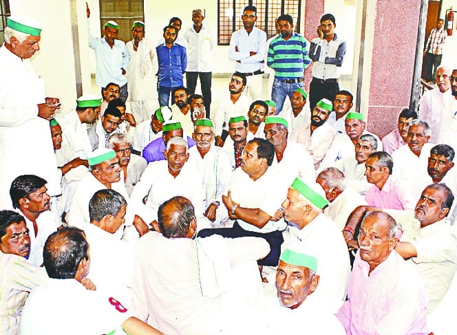 The farmers locked the office of Naib Tehsildar