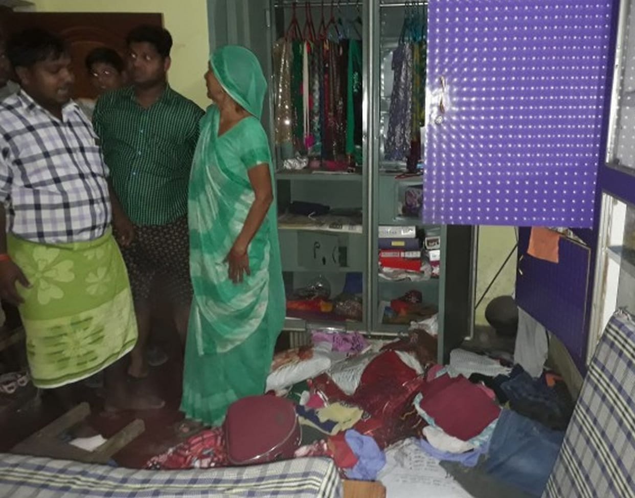 कादरचौक में दो व्यापारी भाइयों के घरों में डाका