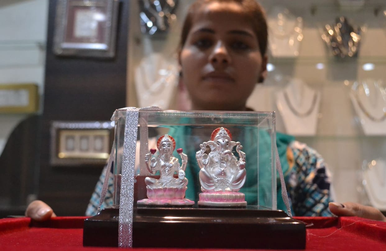 फ्रिज, टीवी, वाशिंग मशीन और बाइक के साथ घर, जाएंगे लक्ष्मी गणेश