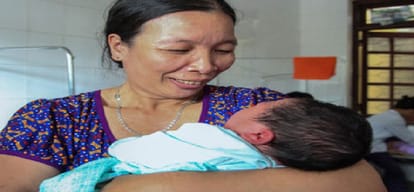 woman gives birth to boy of seven kilogram in vietnam 