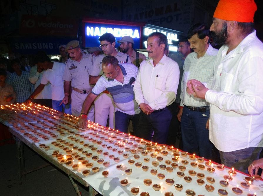 The business boards candle the name of the martyrs 