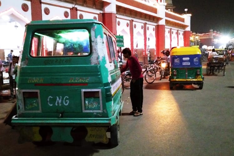 auto driver charged over rent at charbagh station