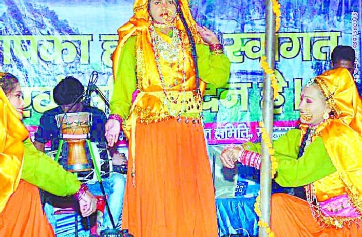 audience danced at folk singers jitendra tomekyal and baby priyanka's songs