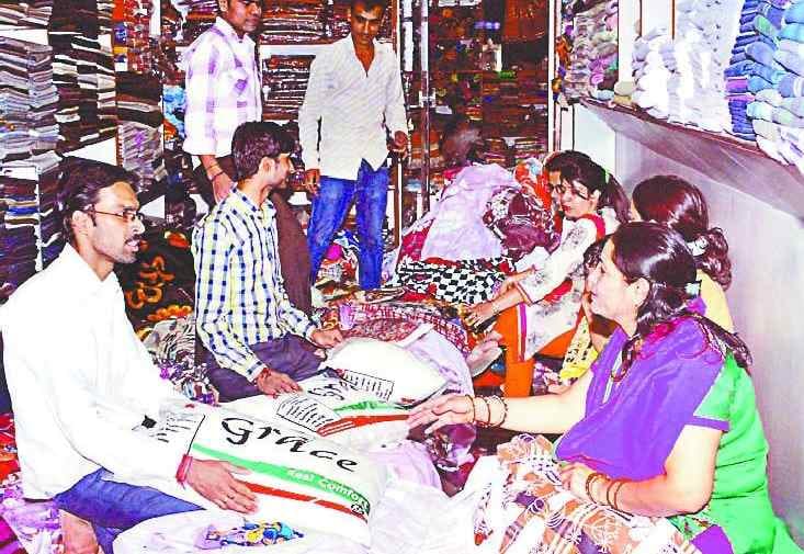 The hope of rain money on the decorating market, Dhanteras