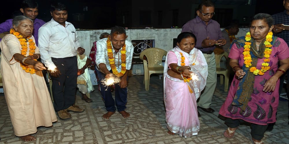 district administration celebrates diwali with old age home people 