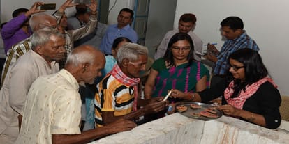 district administration celebrates diwali with old age home people 