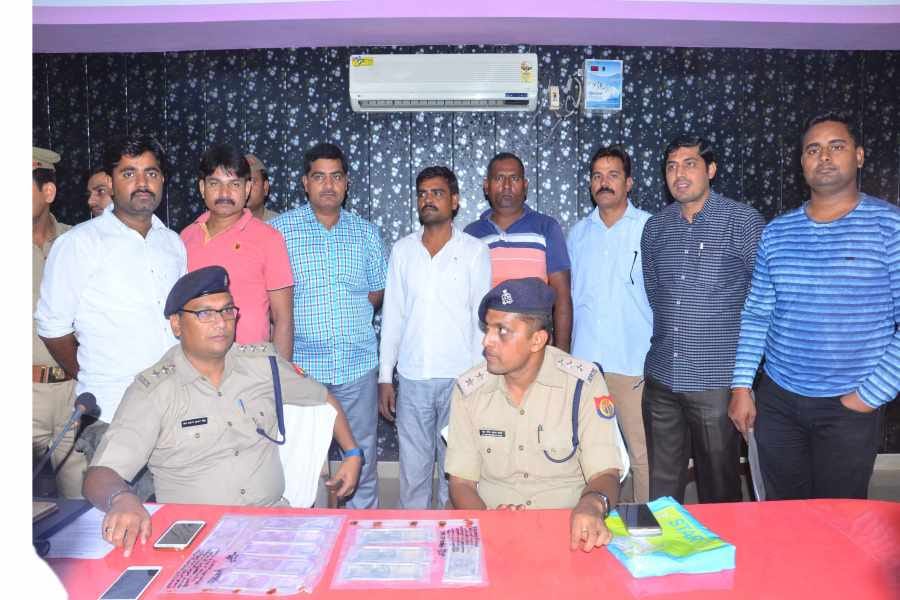fake currency seized by police in firozabad 