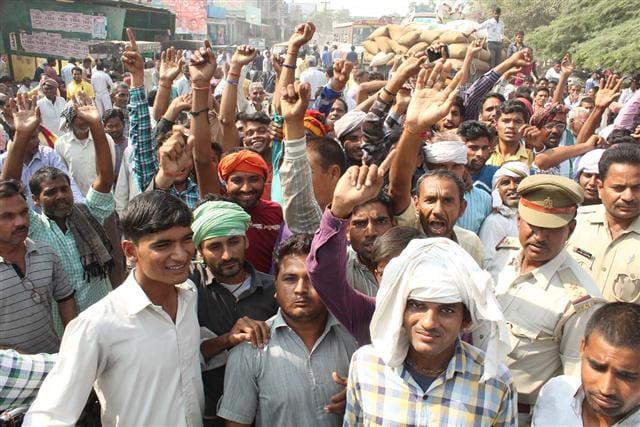 Farmers take Aligarh-Atrauli route for one and a half hours