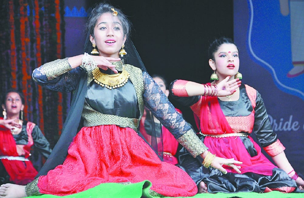 303 विद्यार्थियों को बांटी नकद छात्रवृत्ति