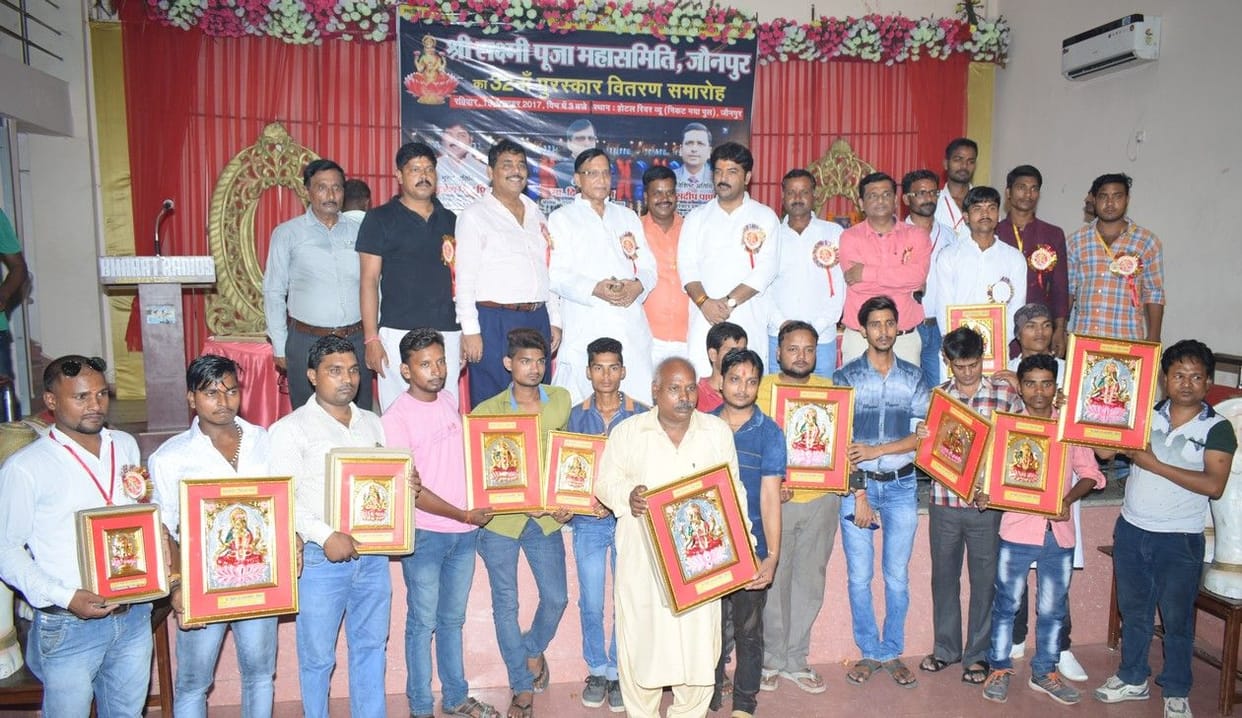पूजा समिति के अध्यक्षों को किया सम्मानित