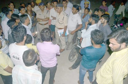 Three punk looted Rs 8 lakh from Jeweler, Police is investigating