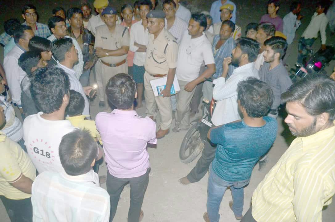 bike rider robbers loot 70 thousand from oldman