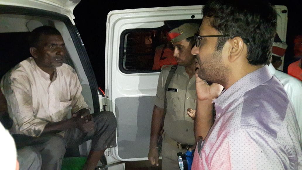 डीएम ने पकड़े ट्रक में लोड किए जा रहे डामर के 60 ड्रम