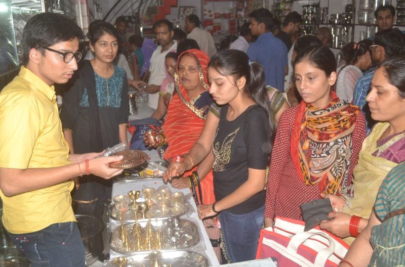 धनतेरस पर देर रात तक गुलजार रहे  बाजार