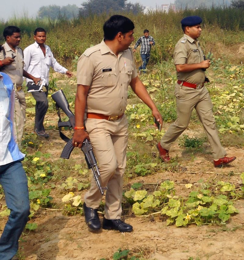 ग्रामीणों ने घेरा जंगल, पुलिस ने की घंटों  कांबिंग